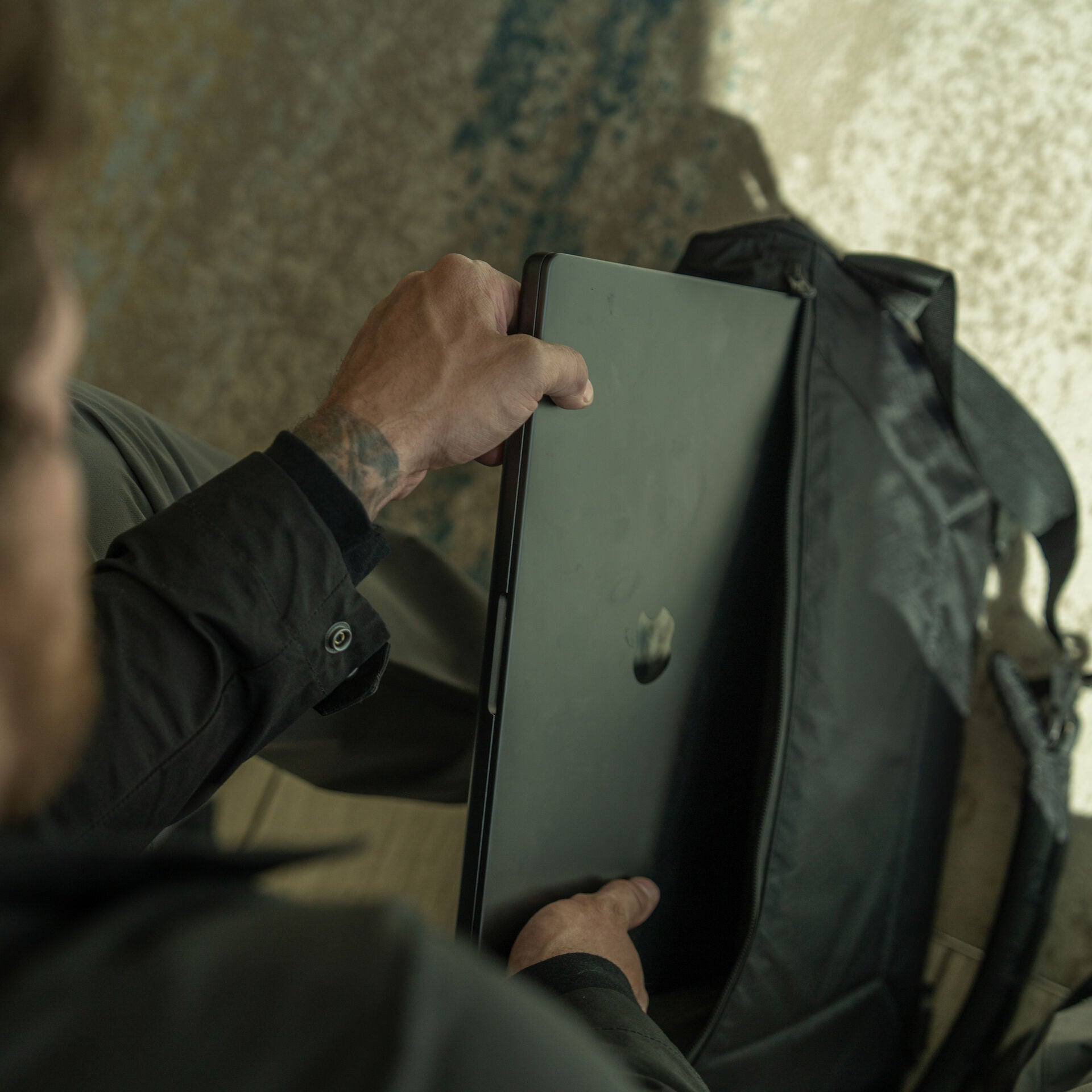 Parallax Messenger Bag 15L