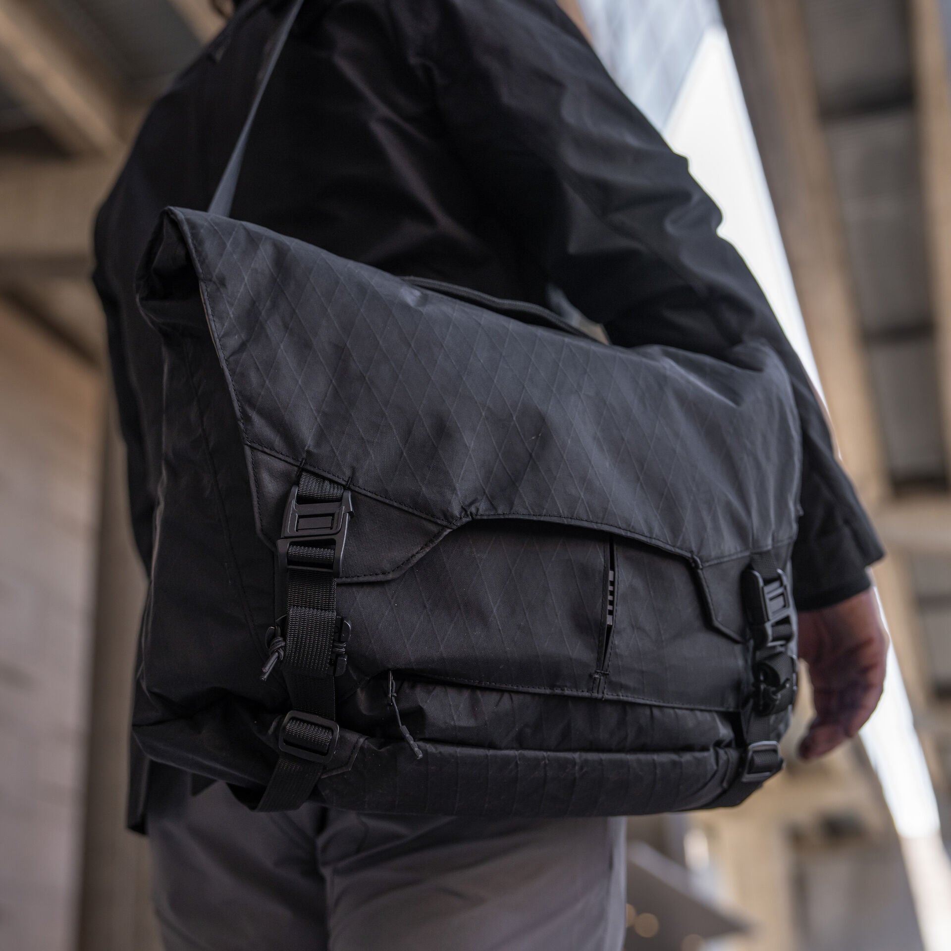 Parallax Messenger Bag 15L